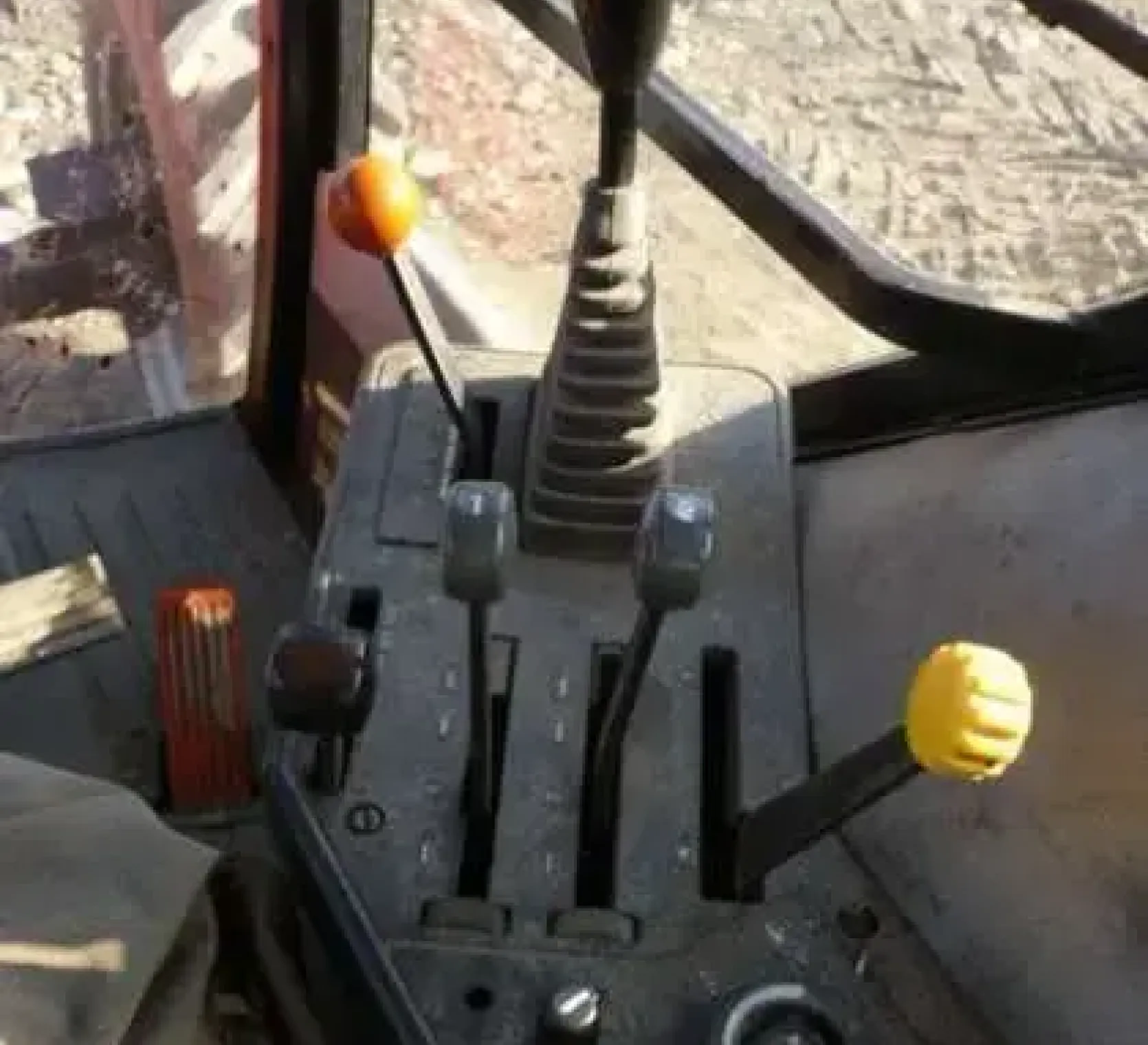 Układ sterowania huydrauliką ciagnika MAXXUM 5130