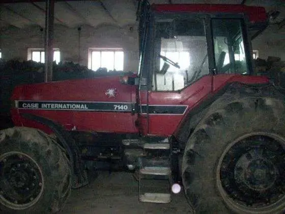 Pod wiatą stoi ciągnik używany rolniczy CASE 7140