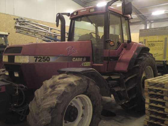 W garazu stoi ciągnik rolniczy CASE 7250