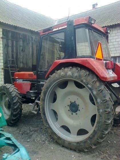 Ciągnik na wąskich kołach marki CASE 844XL