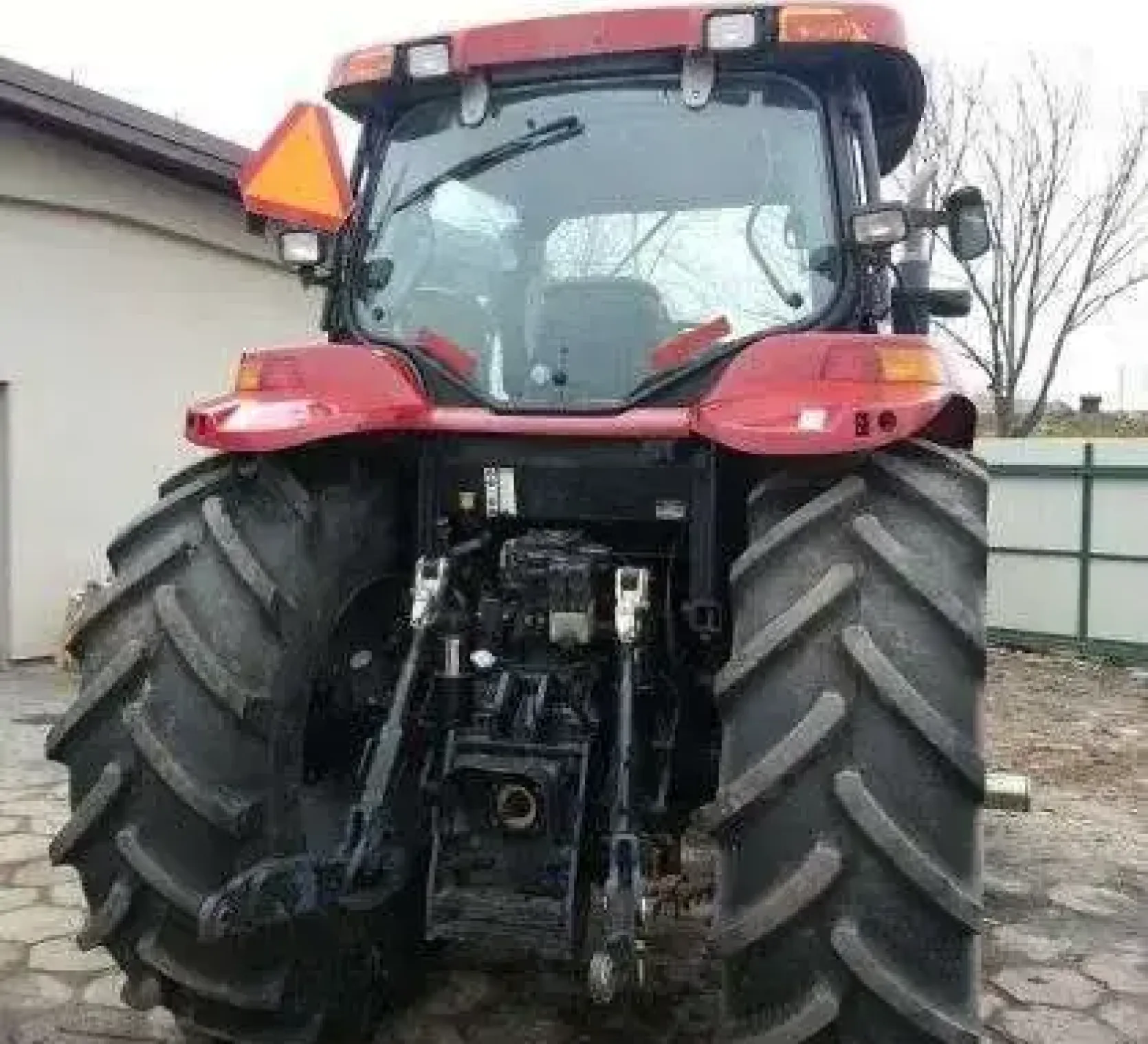 Tył ciągnika użwanego rolniczego Firmy CASE model MXU 135