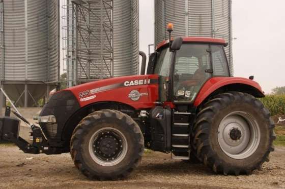 Na tle silosów stoi ciagnik CASE IH Magnum 235