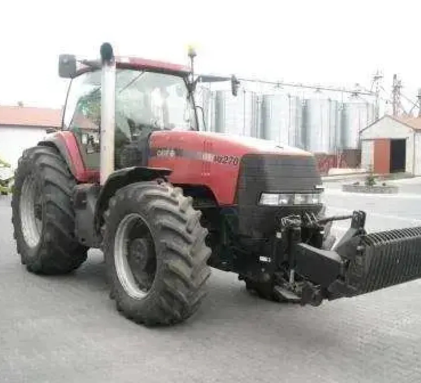 Na placu stoi używany ciągnik MX 270 firmy Case