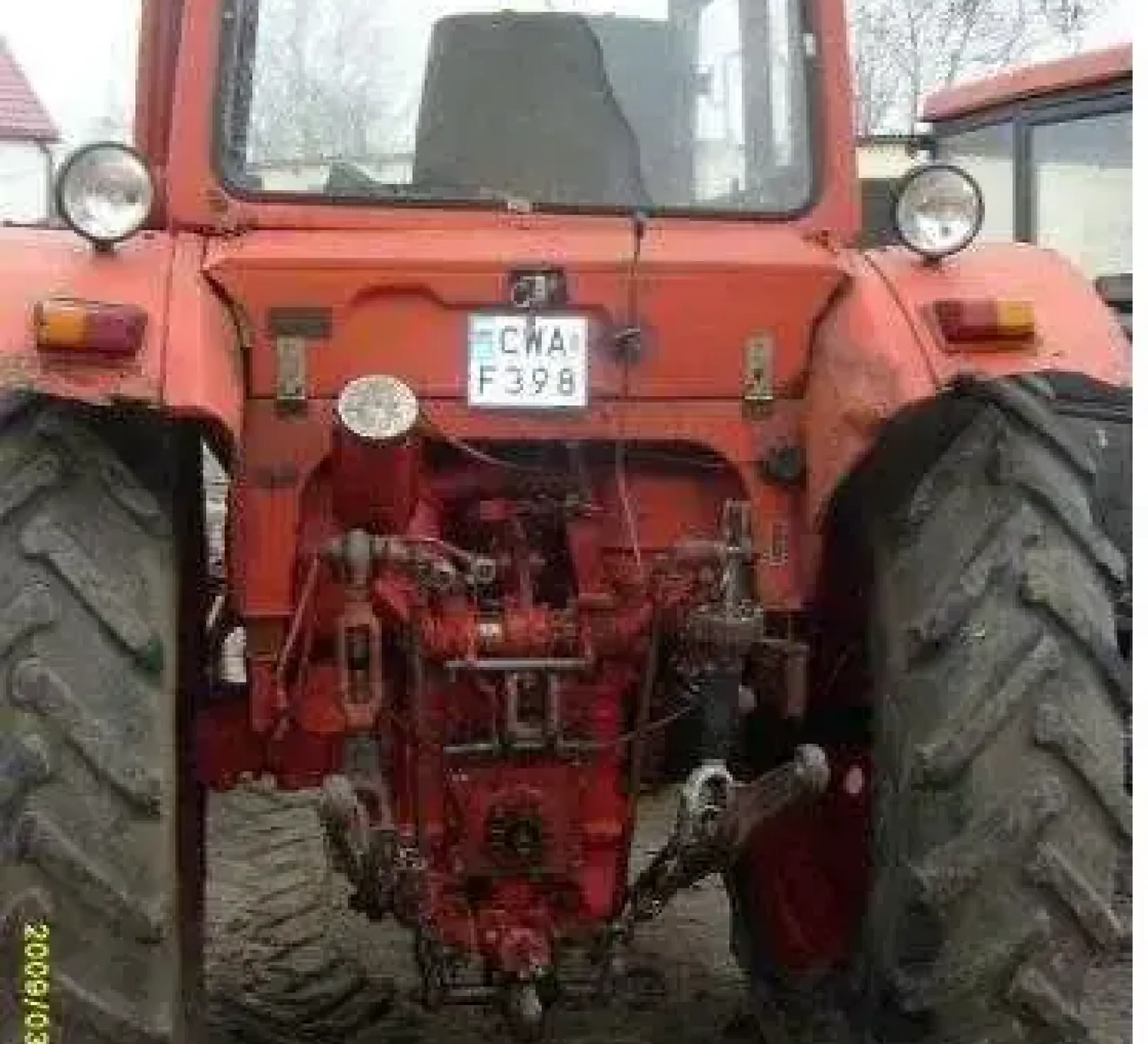Układa zawieszenie narzędzi w ciagniku MTZ 82