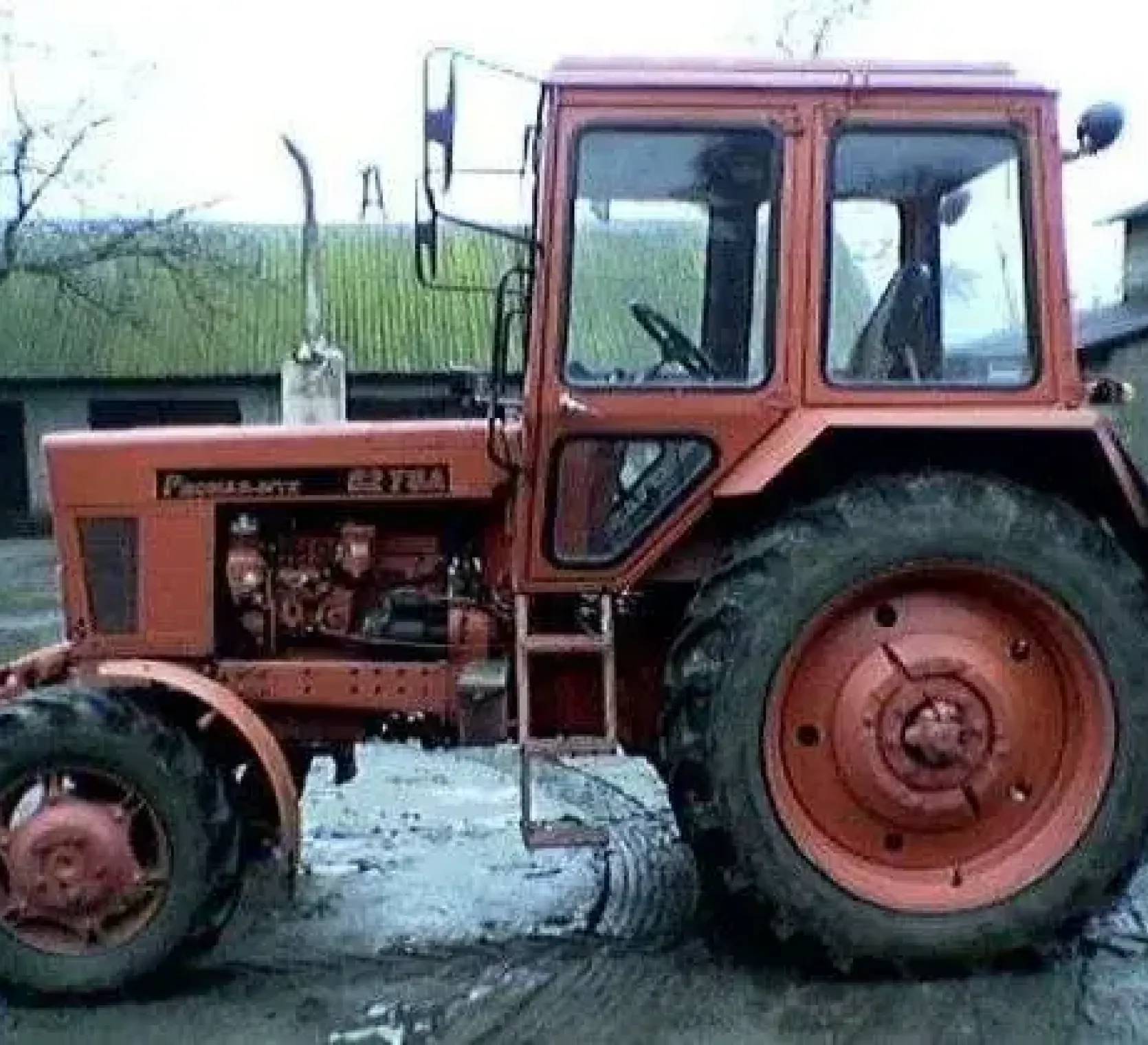 Bok używanego traktora rolniczego MTZ