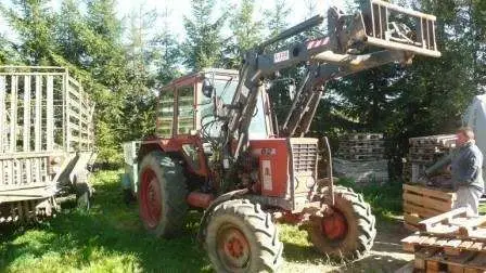 Zaprezentowany w gospodarstwie używany ciągnik MTZ 82 z ładowaczem czołowym Agromasz 