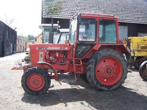 Bok używanego ciagnika rolniczego MTZ 82 w zabudowaniach gospodarstwa 