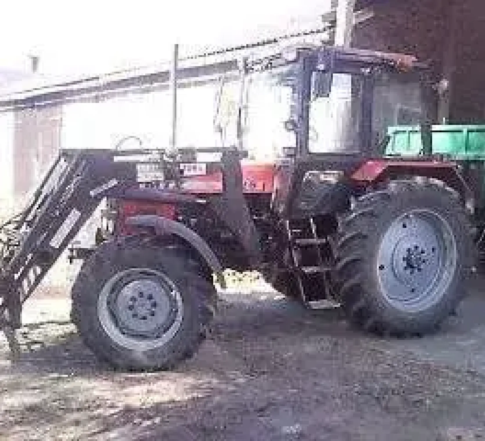Używany traktor rolniczy MTZ 1025z zamontowanym ładowaczem czołowy Hydramet Tur i przyczepą 