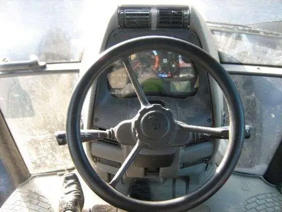 Wnętrze kabiny traktora rolniczego Lamborghini Champion 180 KM