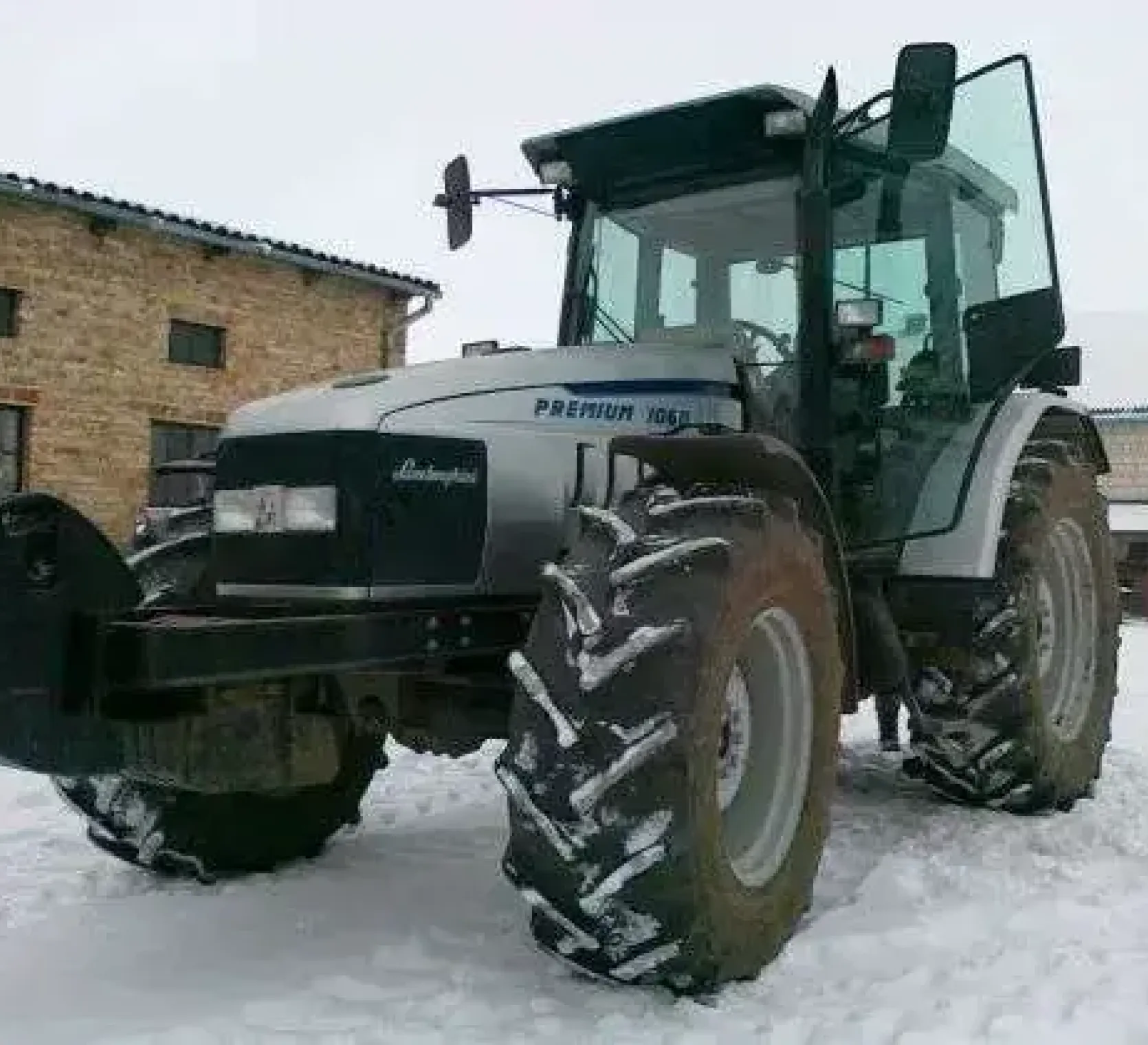 Używany traktor rolniczy Lamborghini 1060 z 2002 roku z zamontowanym obciążnikiem przednim 