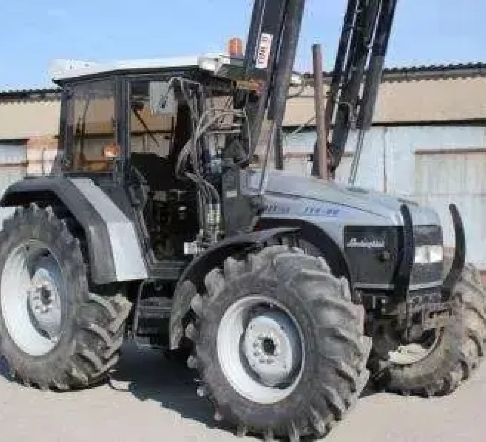Używany srebrny traktor rolniczy Lamborgini Grand-Prix 174 80 KM