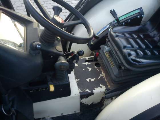 Kierownica i siedzenie operatora w kabinie używanego ciągnikz Ciągnik Lamborghini Runner 350 A