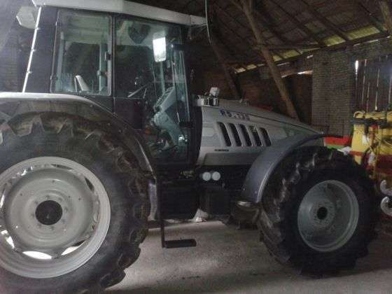 Bok srebrnego ciągnika rolniczego Lamborgini R5 130