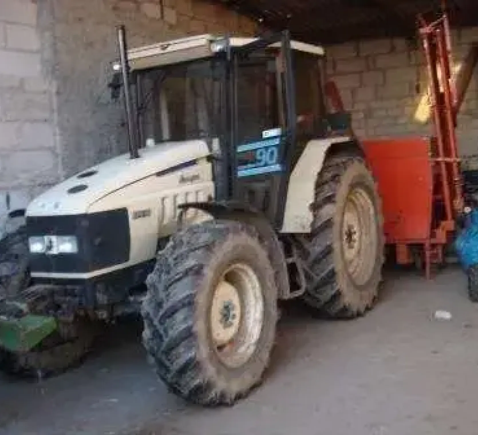Przód używanego garażowanego ciągnika rolniczego Lamborghini Turbo 90 rok produkcji 2002