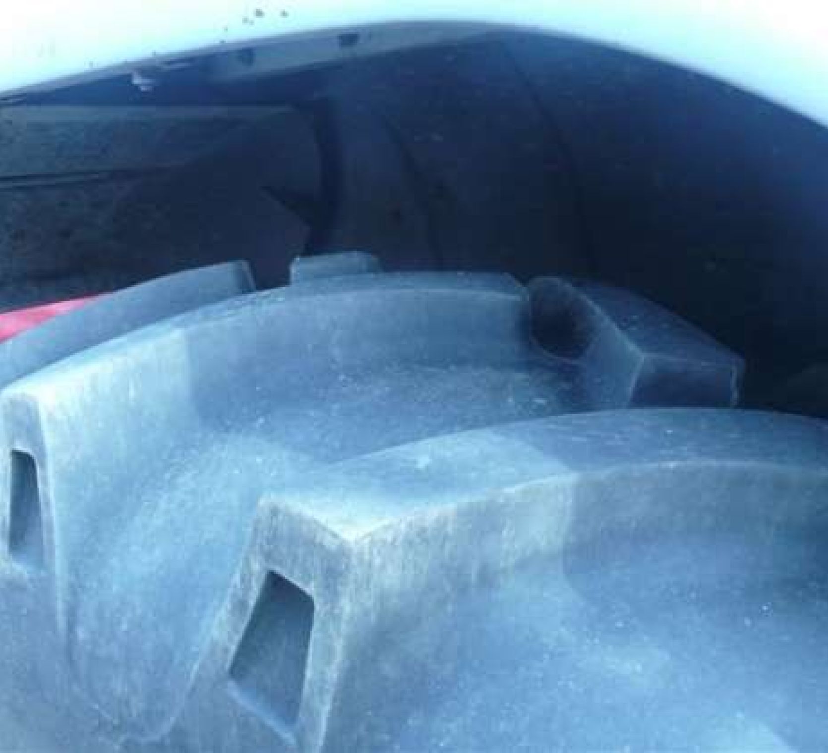 Zbliżenie na ogumienie ciągnika rolniczego LAMBORGHINI R4.105  z 2004 r