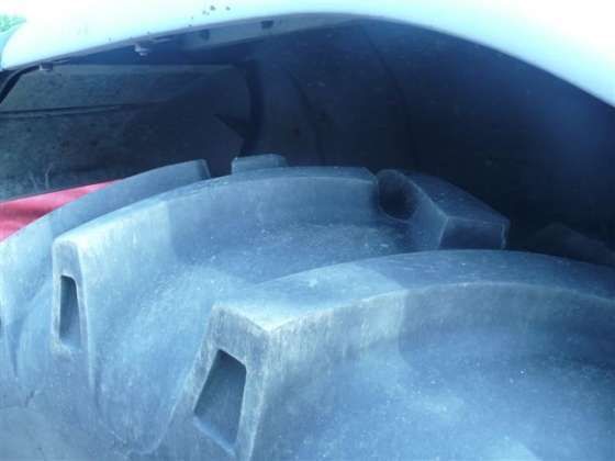 Zbliżenie na ogumienie ciągnika rolniczego LAMBORGHINI R4.105  z 2004 r