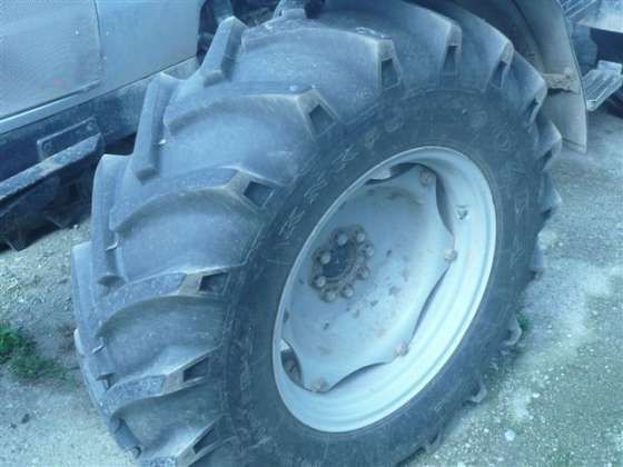 Dobry stan ogumienia przedniego w ciągniku rolniczegym LAMBORGHINI R4.105 