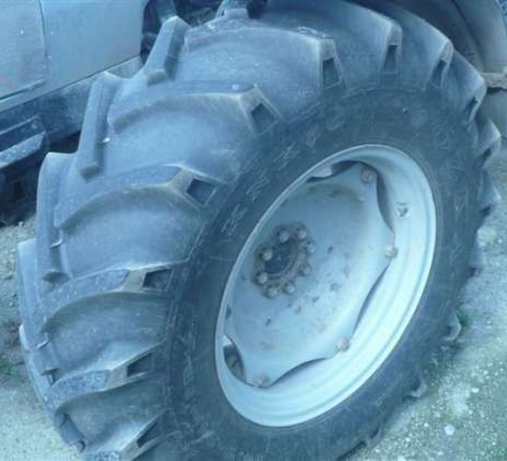 Dobry stan ogumienia przedniego w ciągniku rolniczegym LAMBORGHINI R4.105 