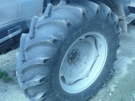 Dobry stan ogumienia przedniego w ciągniku rolniczegym LAMBORGHINI R4.105 