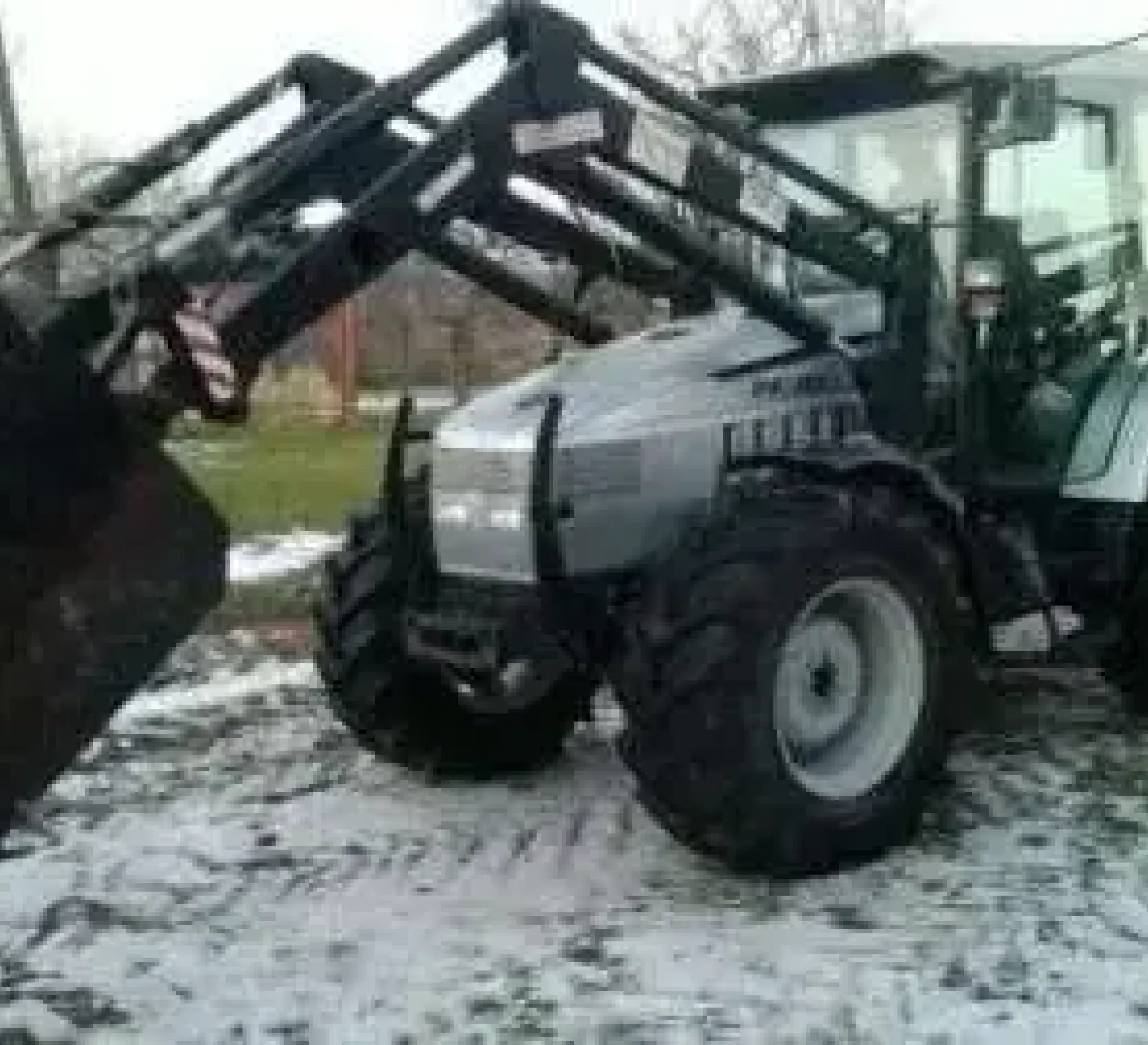 Ciągnik rolniczy Lamborghini wyposażony w ładowacz czołowy Hydramet TUR  z łyżką do materiałów sypkich