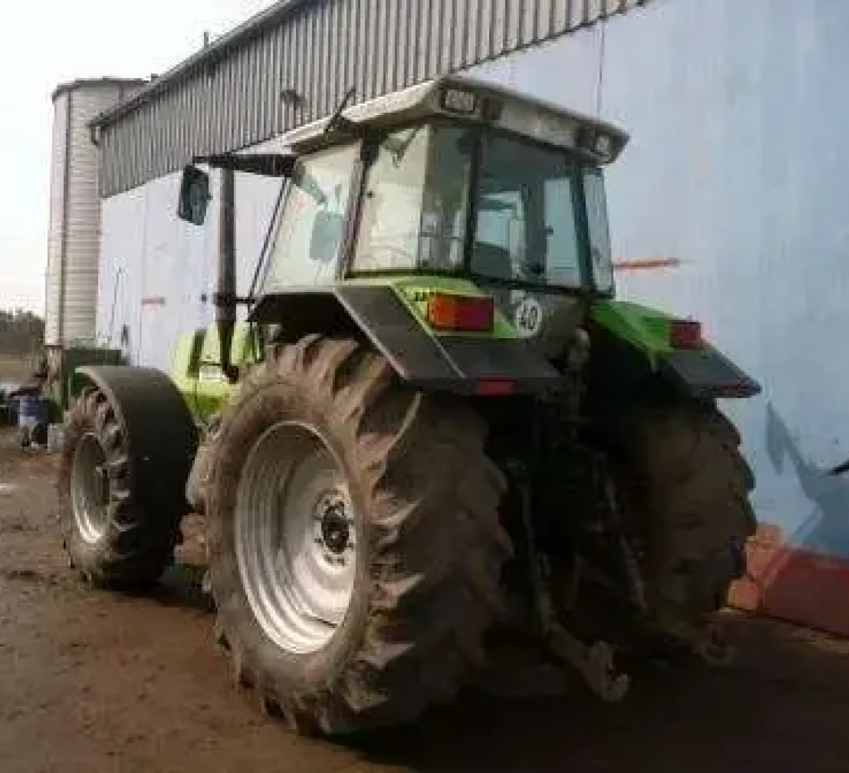 Używany traktor rolniczy Deutz-Fahr Agrostar 6.61 z halogenami zamontowanymi w dachu 