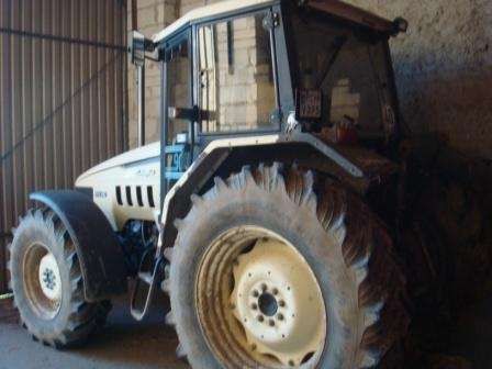 Widok na bok używanego garażowanego traktora rolniczego Lamborghini Turbo 90 używany z 2002
