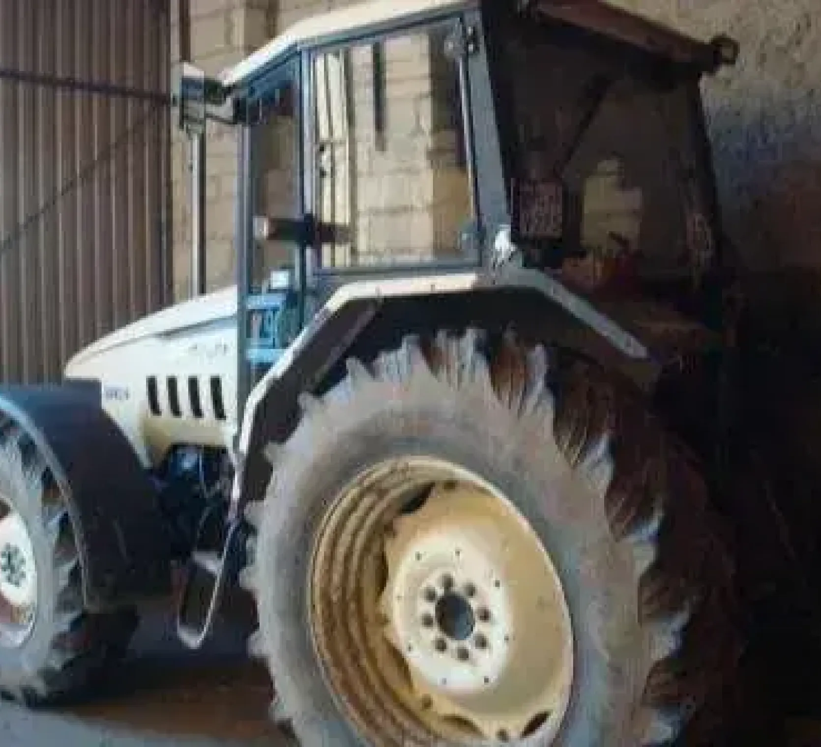 Widok na bok używanego garażowanego traktora rolniczego Lamborghini Turbo 90 używany z 2002