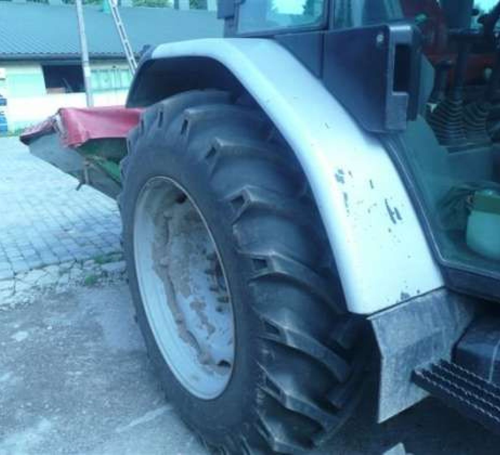 Dobry stan ogumienia tylnego w ciągniku rolniczym LAMBORGHINI R4.105
