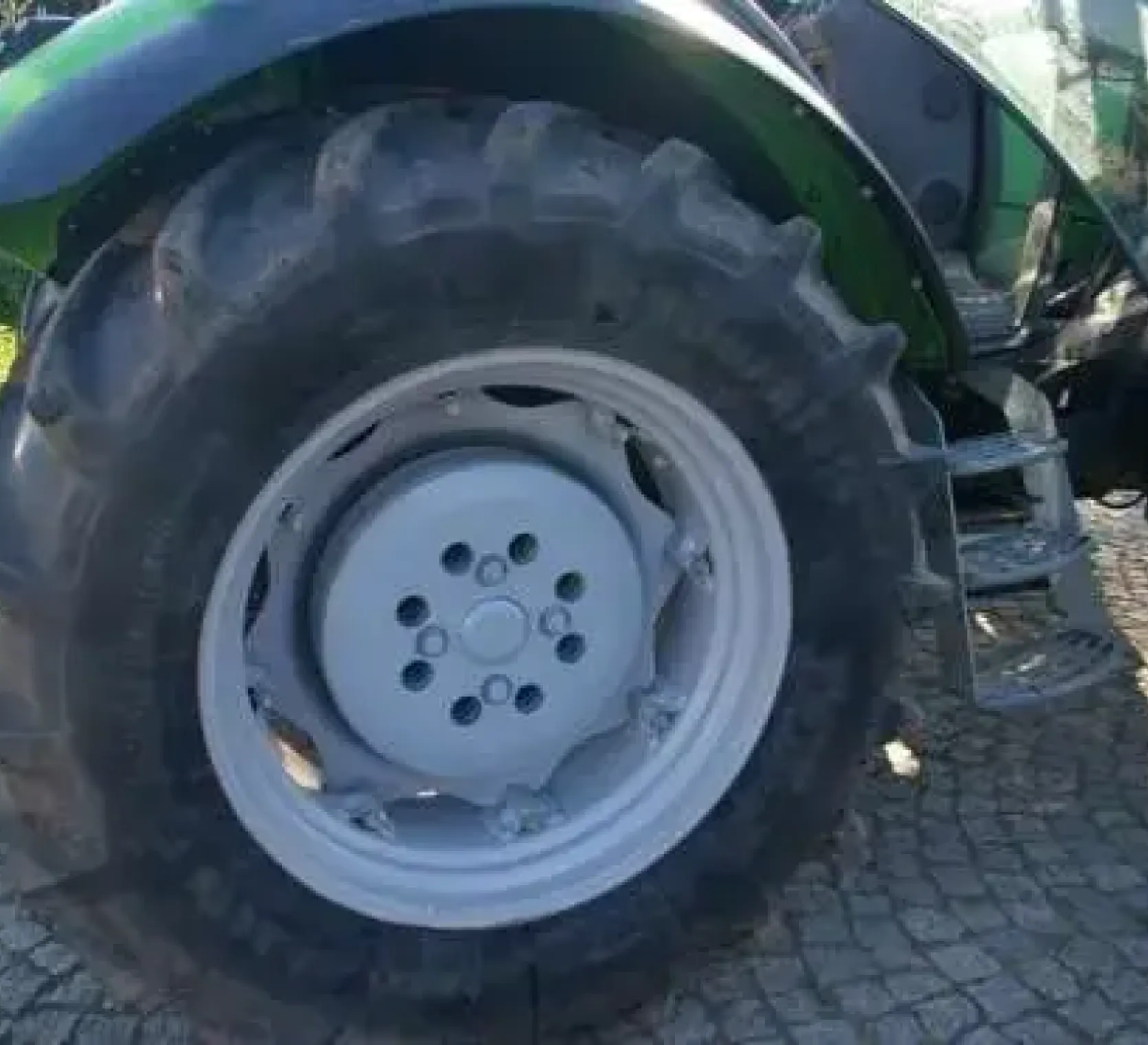 Tylne ogumienie używanego ciągnika Deutz Fahr Agrotron 100