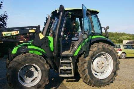 Zielony ciągnik Deutz Fahr Agrotron 100 z ładowaczem Stoll