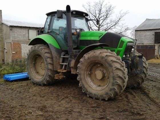 PRawy bok zielonego używanego ciagnika rolniczego Deutz Fahr X 710 