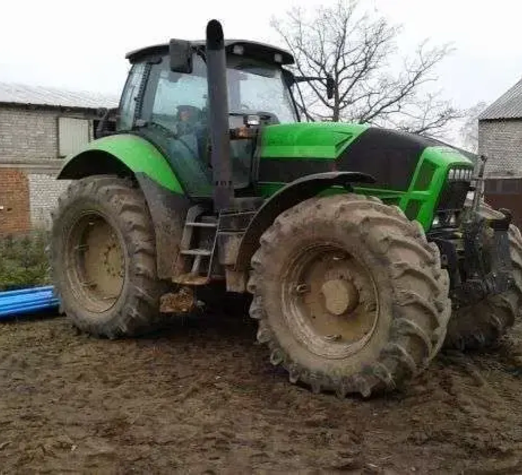 PRawy bok zielonego używanego ciagnika rolniczego Deutz Fahr X 710 