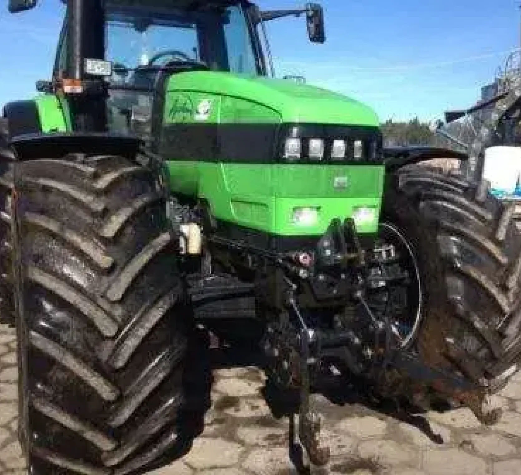Używany ciągnik Deutz-Fahr Agrotron L 720 rok produkcji 2010 zdjęcie z przodu na utwardzonym placu