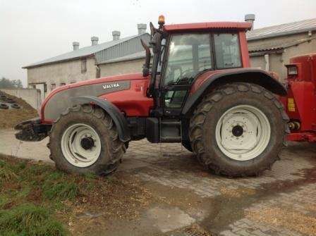 Używany czerwony w dobrym stanie ciągnik rolniczy Valtra T 120 