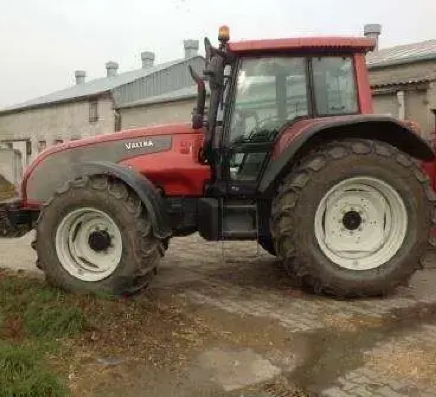 Używany czerwony w dobrym stanie ciągnik rolniczy Valtra T 120 