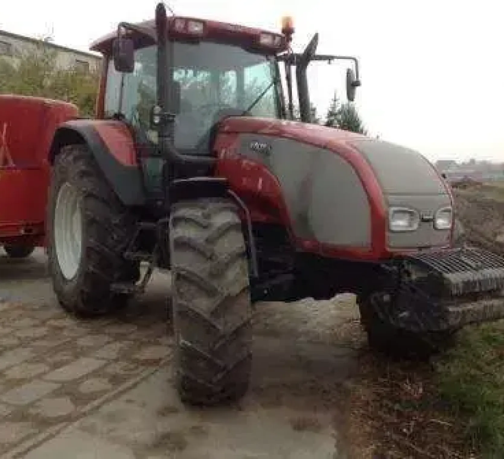 Przód ciągnika rolniczego Valtra T 120 