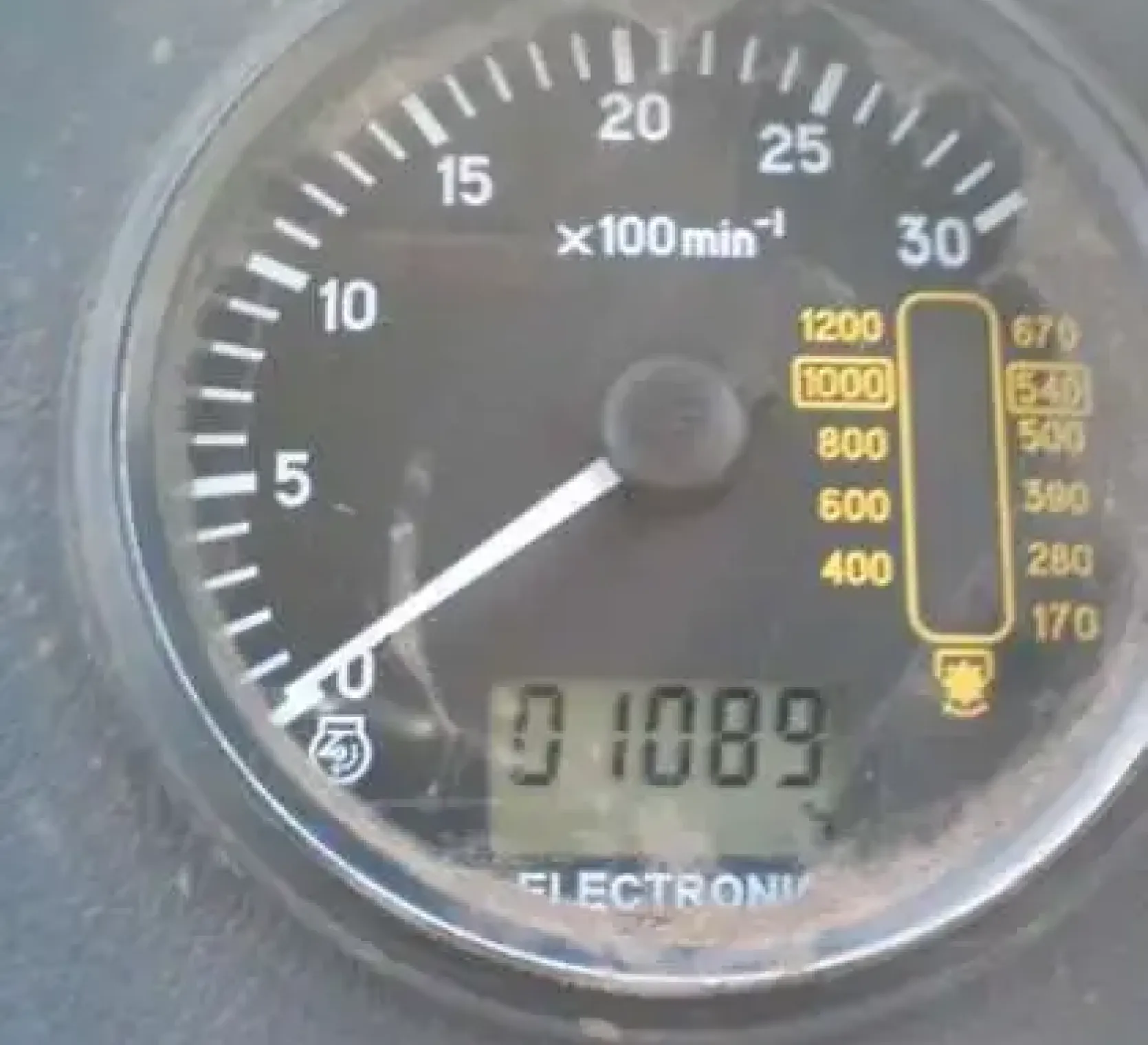 Stan licznika motogodzin w ciągniku używanym MTZ Belarus 1025.3