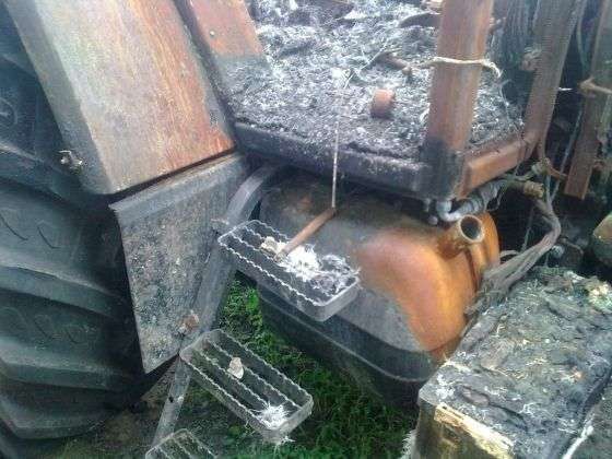 Zniszczone schodki i wejście do spalonego ciagnika Same 130 KM