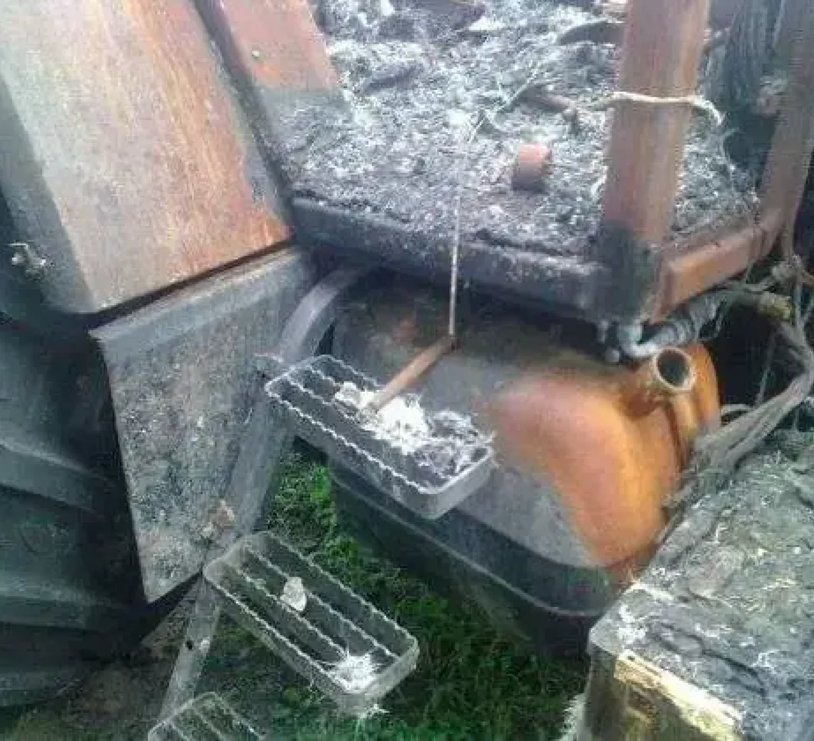 Zniszczone schodki i wejście do spalonego ciagnika Same 130 KM