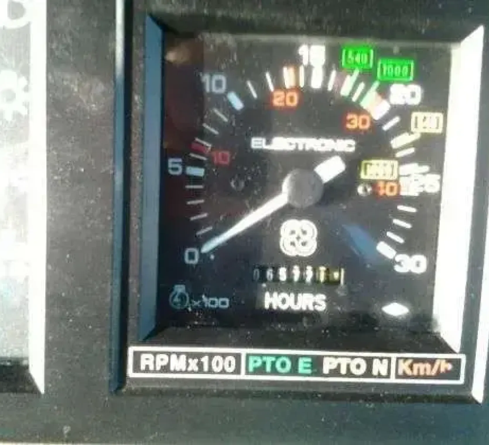 Wyświetlacz przepracownych motogodzin w ciągniku  Same Silver 100.6 z 1999 roku 