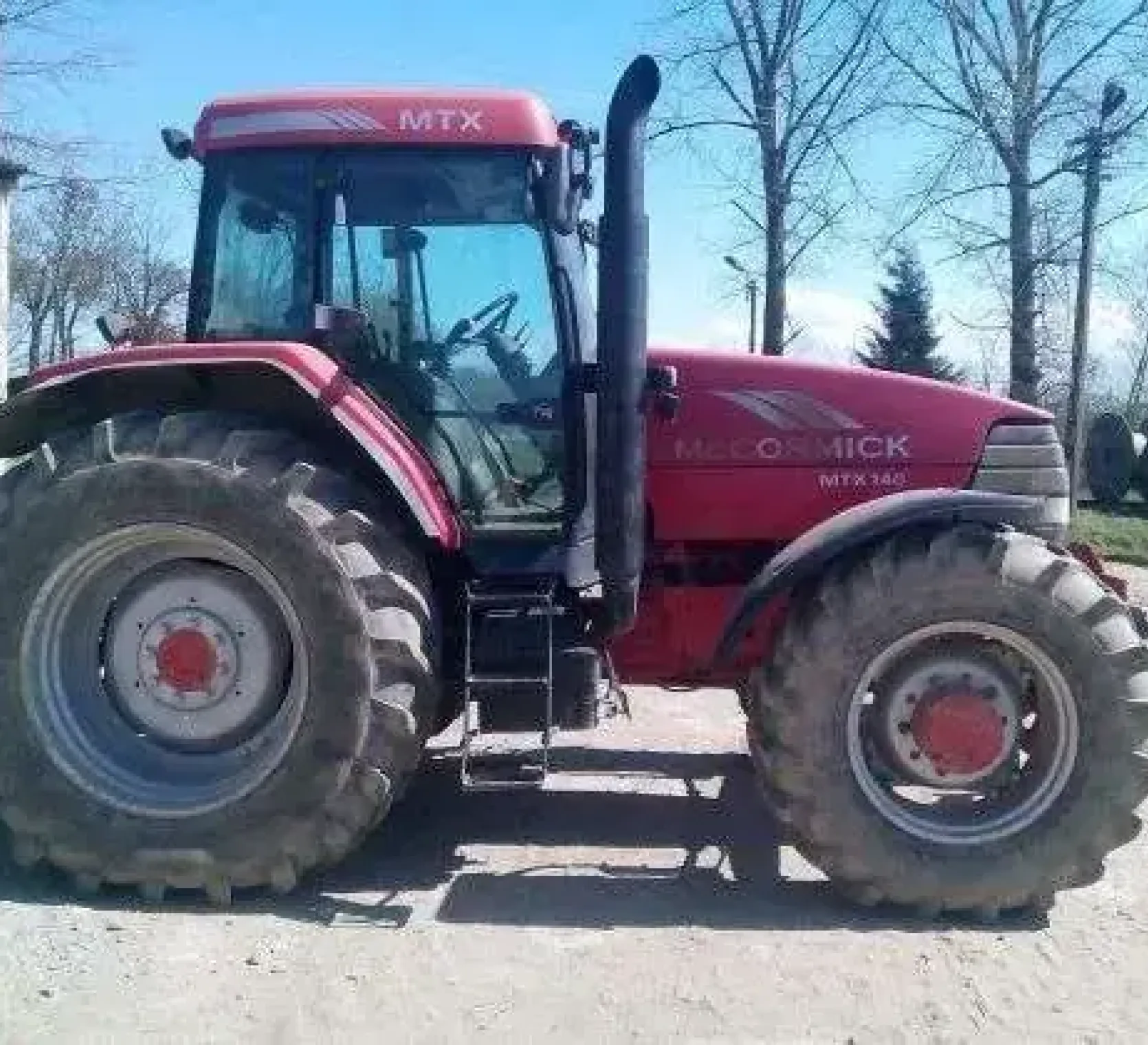 Prawy bok używanego ciągnika McCormik MTX 140