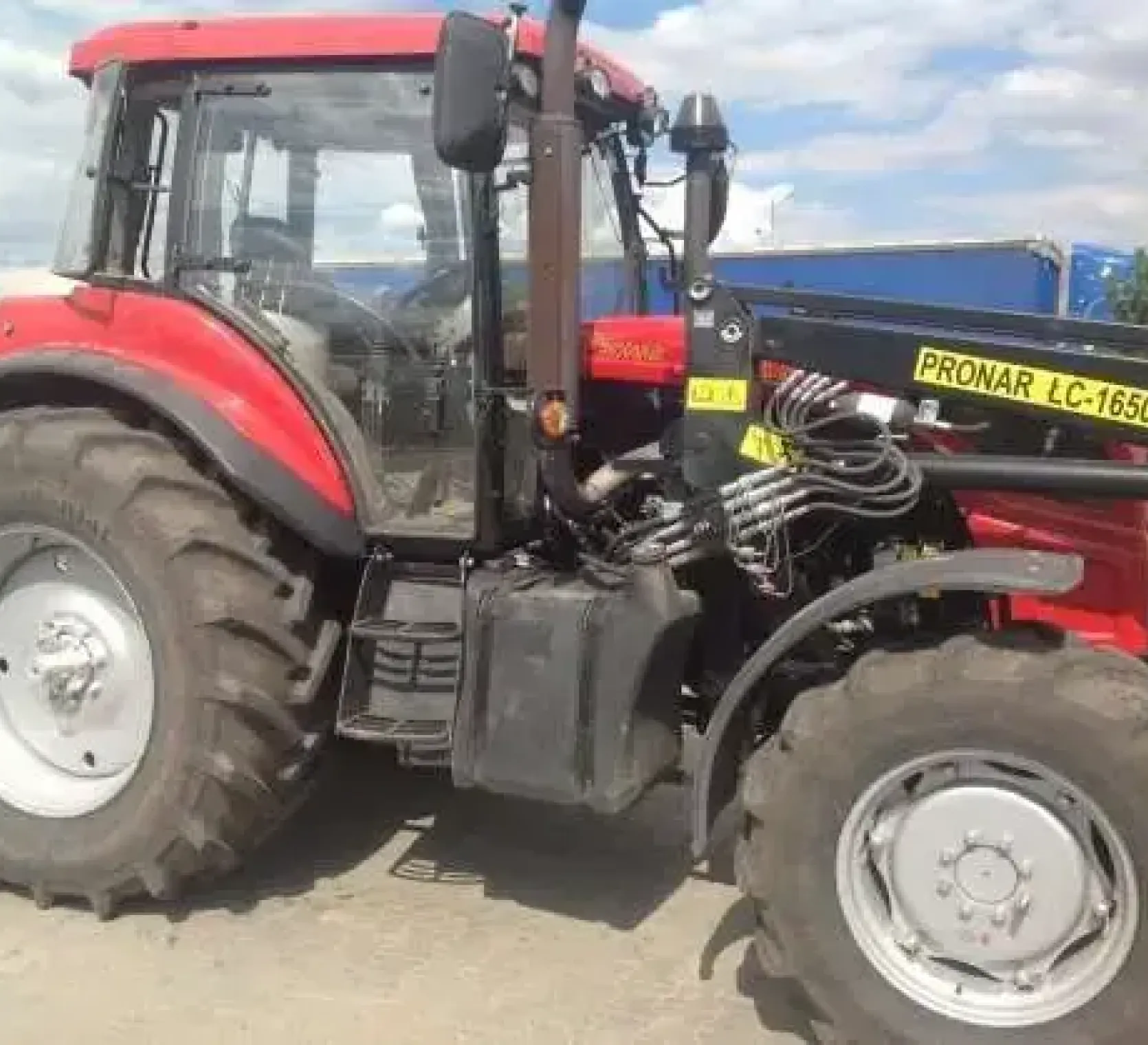 Używany traktor rolniczy Pronar 1221 z ładowczem czołowym Pronar 