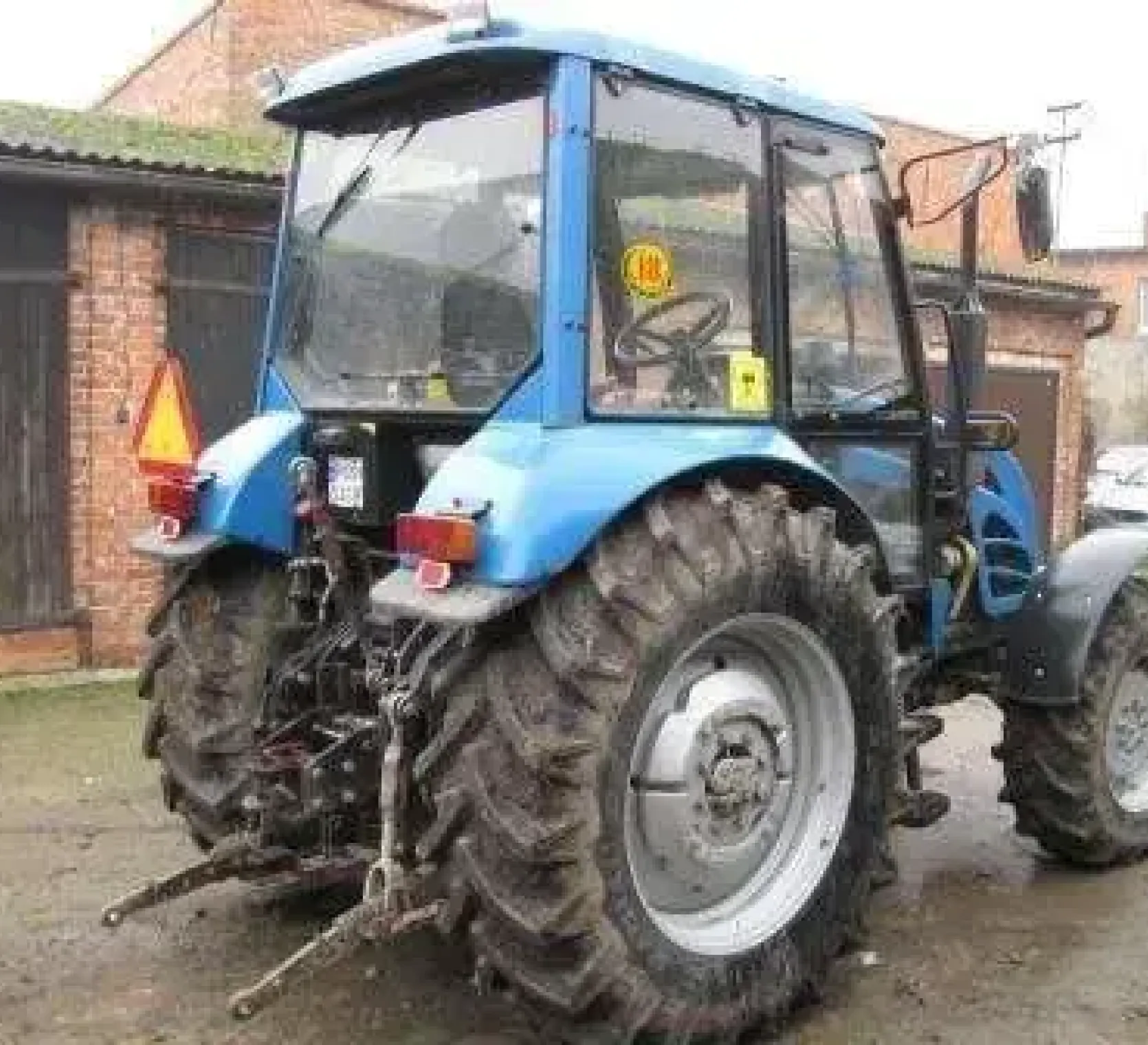 Tył używanego traktora Pronar z 2005 roku 
