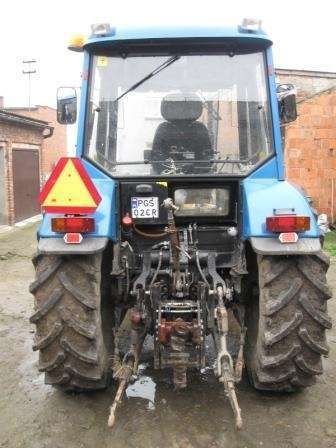 Ożwietlemnie tylne przedstawione w ciągniku rolniczym Pronar z 2005 roku 