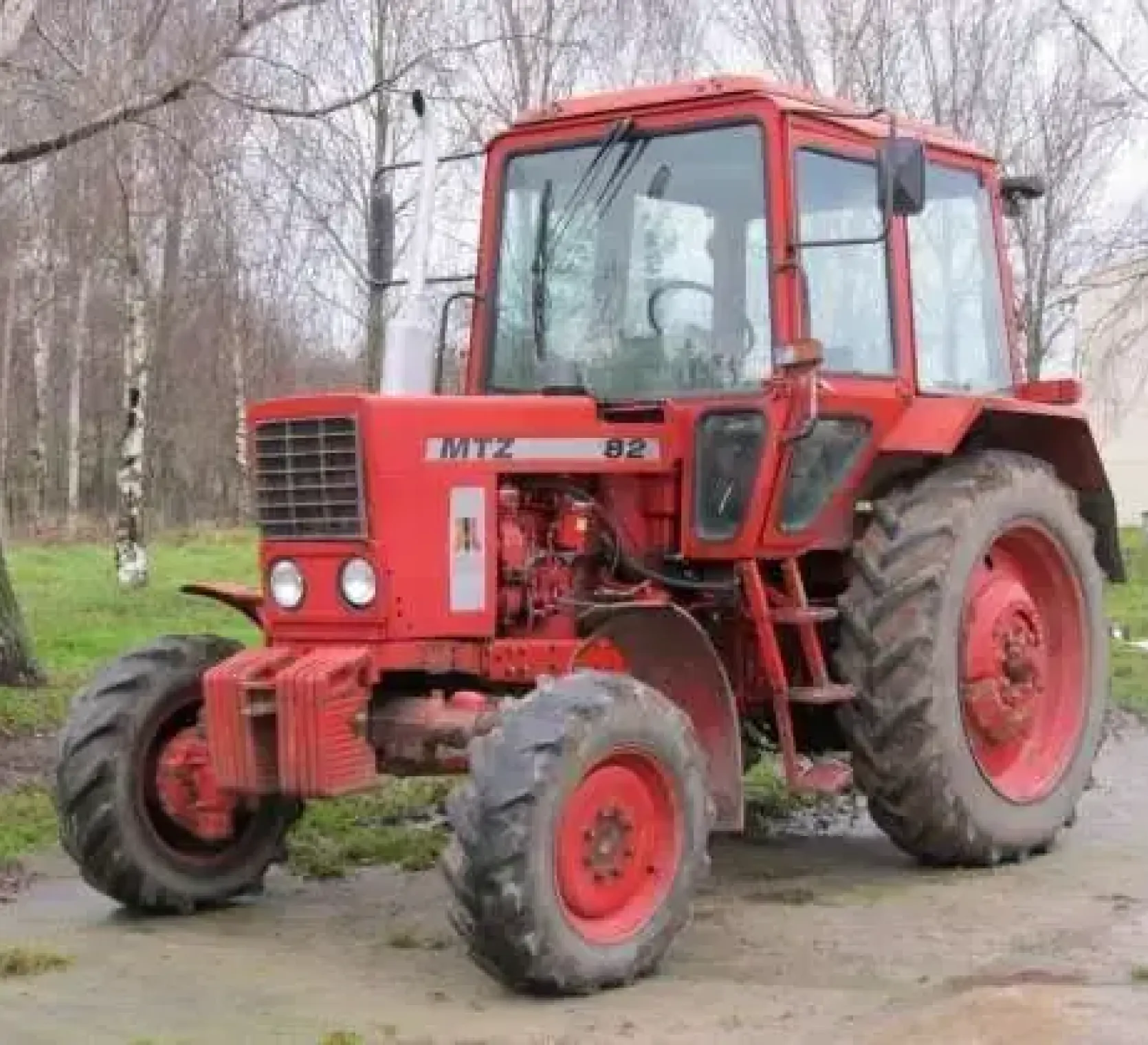 Czerwony używany traktor Białuruś MTZ 82 