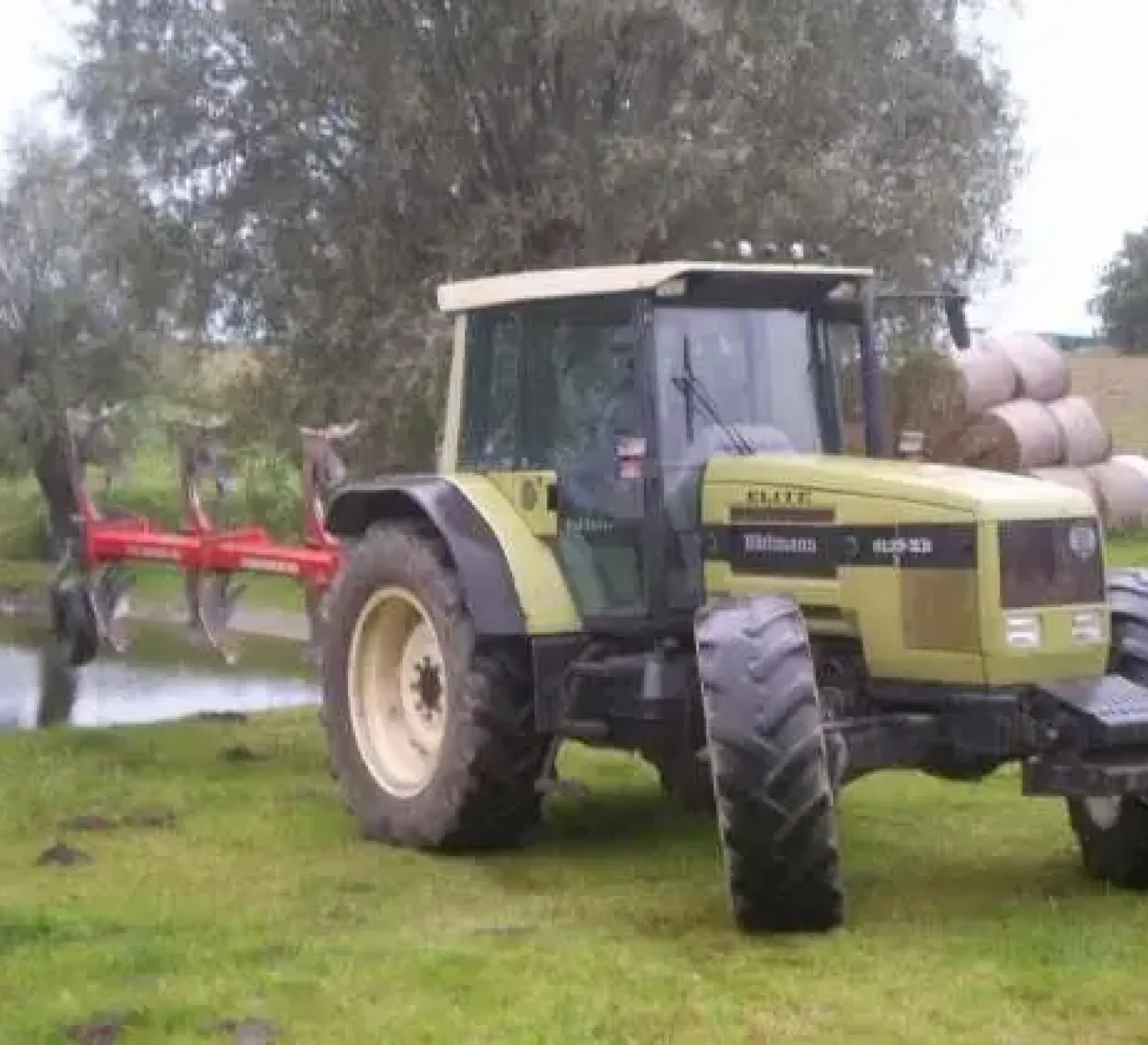 Ciagnik rolniczy Same Hurlimann 6135xb z zamontowany 4 - skibowym pługiem  