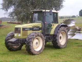 Używany seledynowy zadbany ciągnik Używany ciągnik rolniczy Same Hurlimann 6135xb z zamontowanym pługiem 