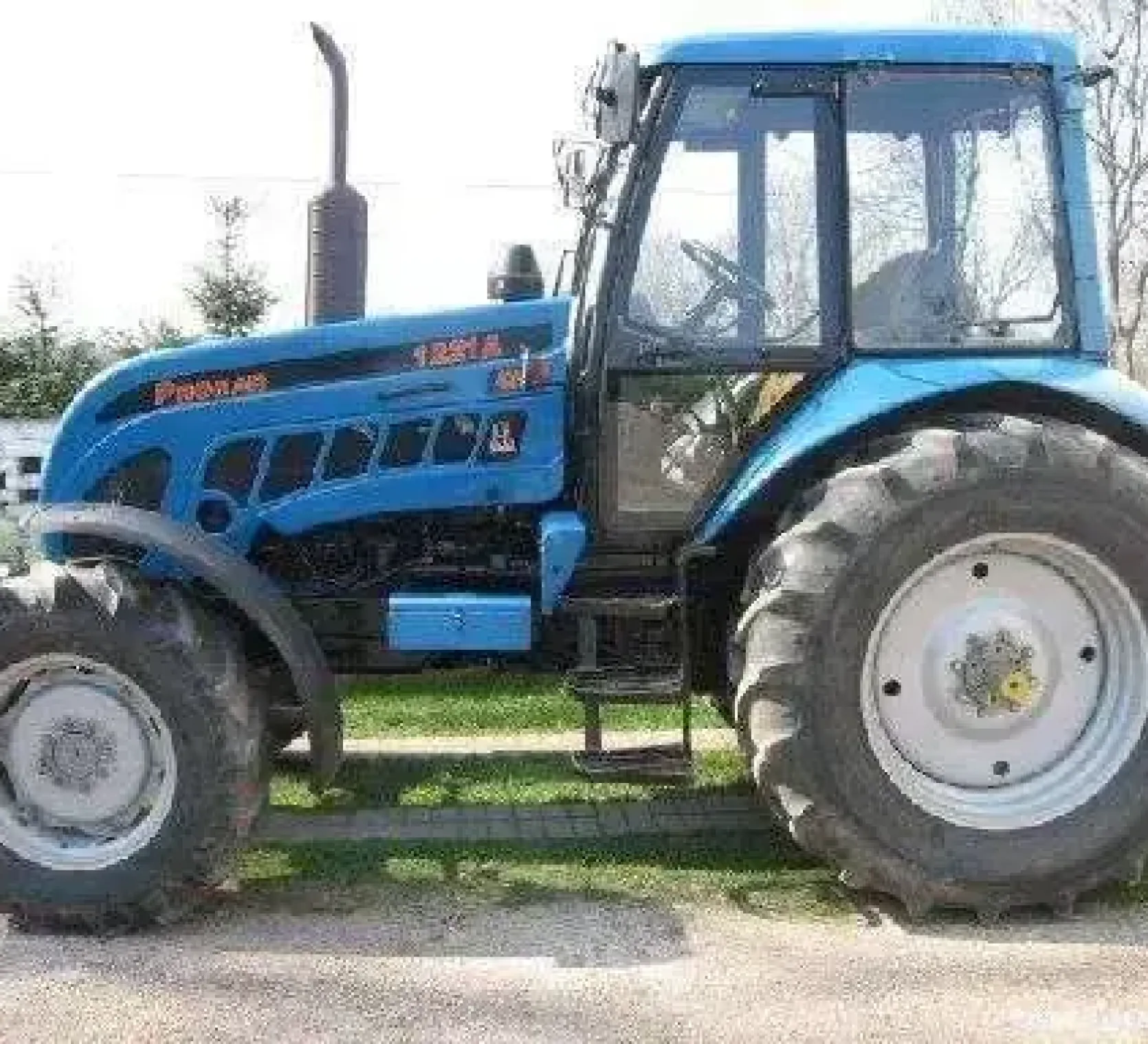 Używany niebieski ciągnik rolniczy Pronar 1221 A