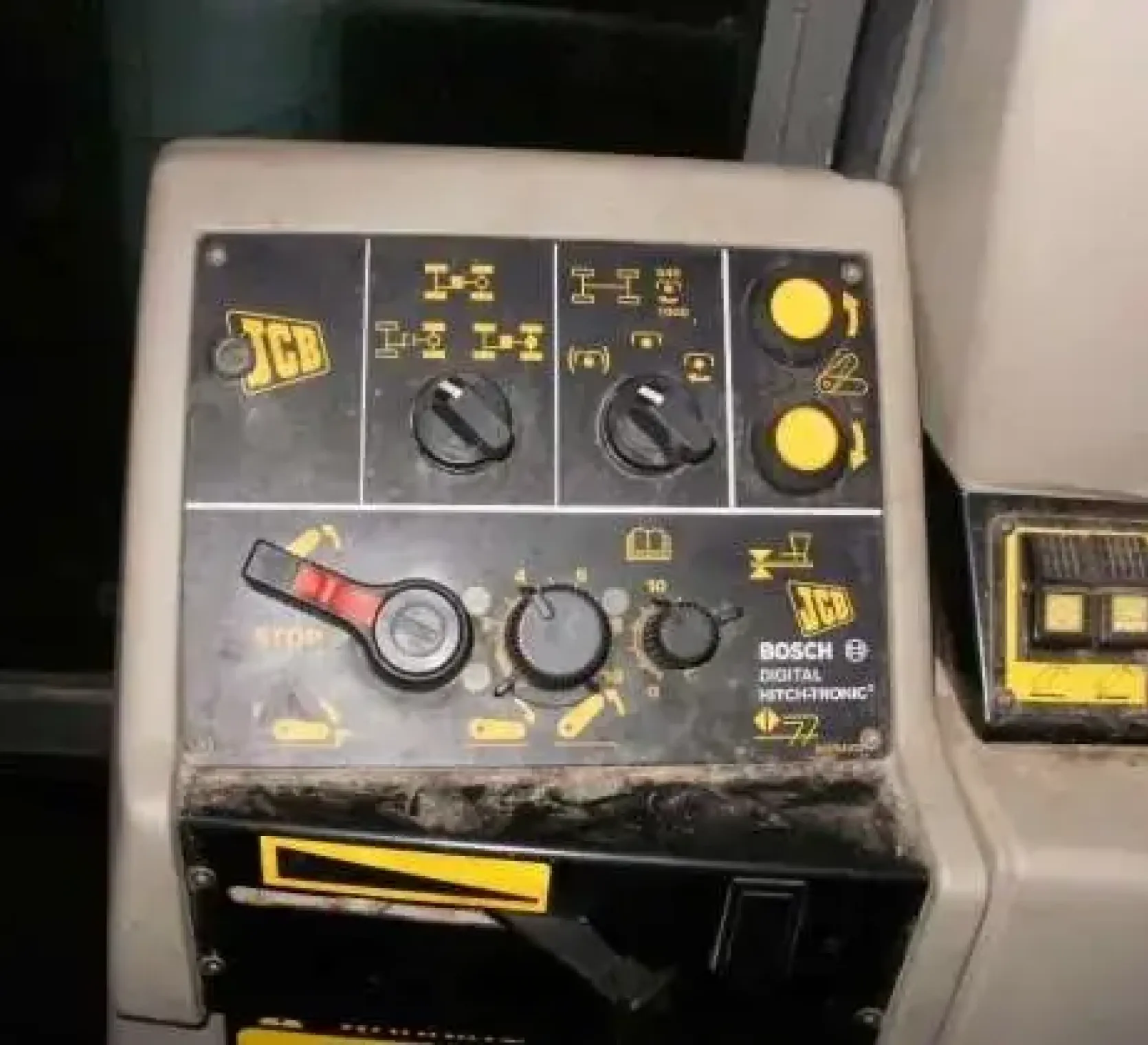 Czarno żółta deska rozdzielcza ciągnika JCB FASTRAC 1135