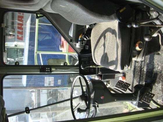 Kabina w używanym kombajnie zbożowym Claas Dominator  widok od środka 